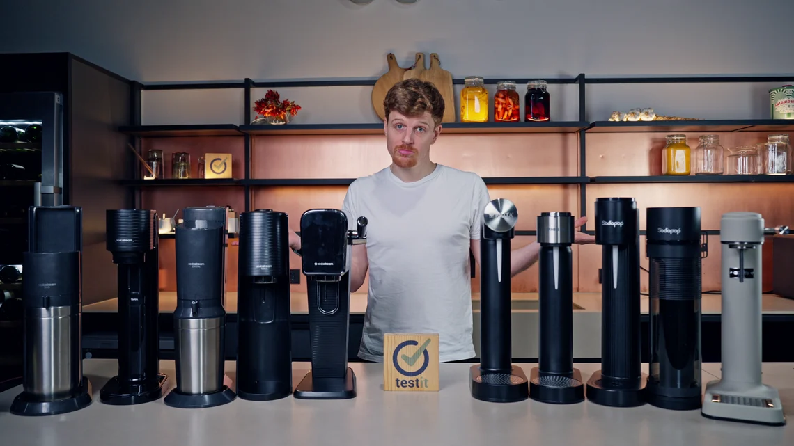 Alles Wasserdprudler aus unserem Test auf einen Blick aufgereiht. Links die Modelle von SodaStream, rechts die Herausforderer.